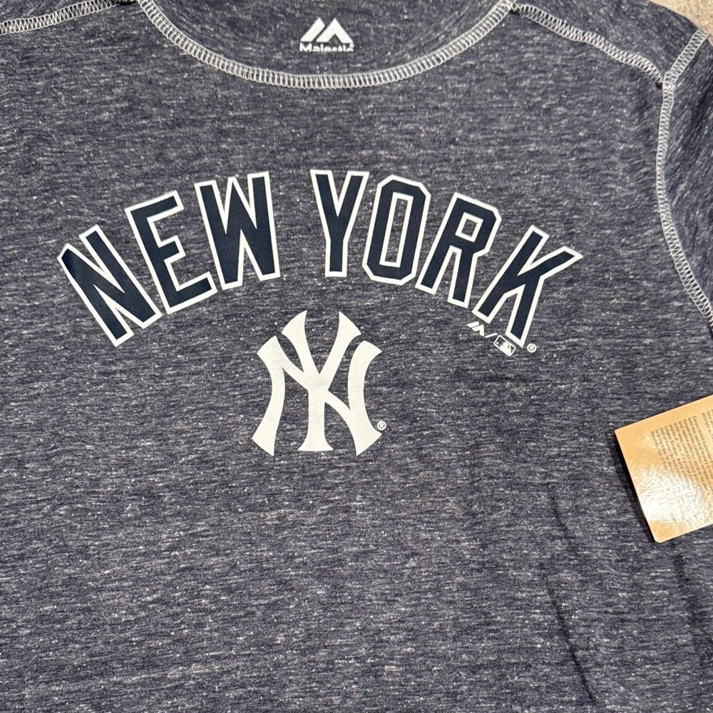 size small women's New York Yankees short sleeve T-shirt